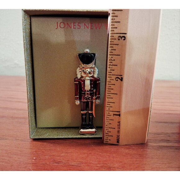 Christmas Nutcracker Brooch Pin Vintage Red  Enamel Faux Pearl Jones New York - Picture 4 of 4